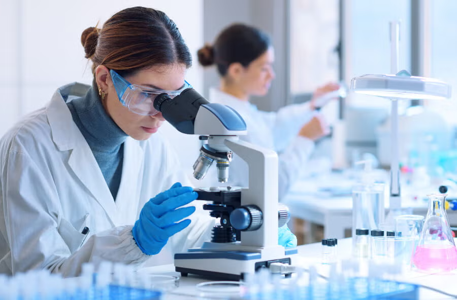 Foto de profissional em Biomedicina